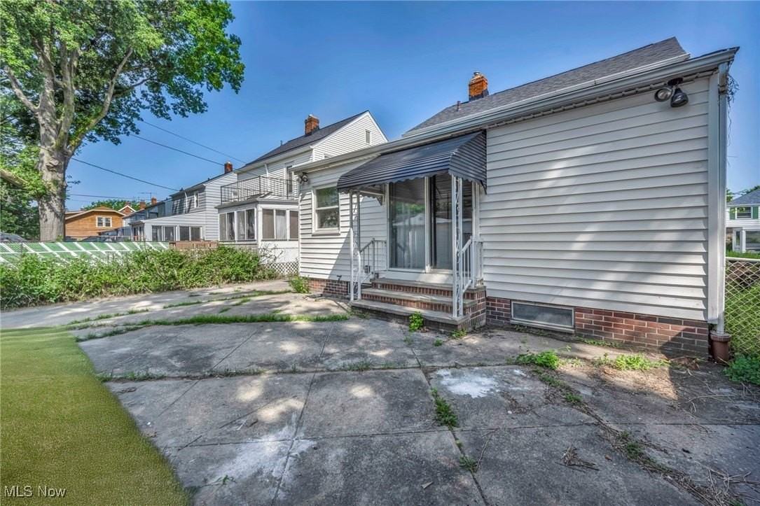 20270 Ardwell Dr - Photo 3 of 38