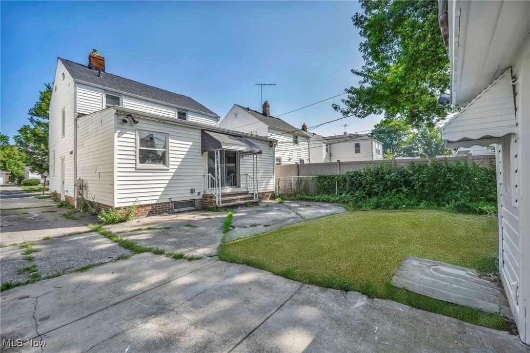 20270 Ardwell Dr - Photo 4 of 38