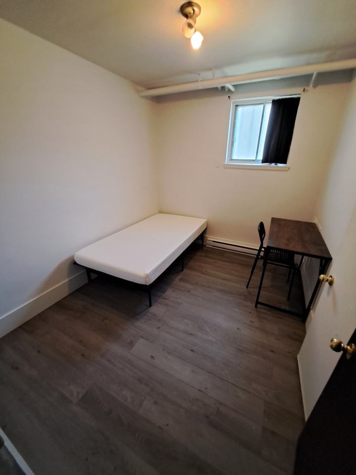 8906 Rue Saint-Hubert #C - Photo 2 of 5