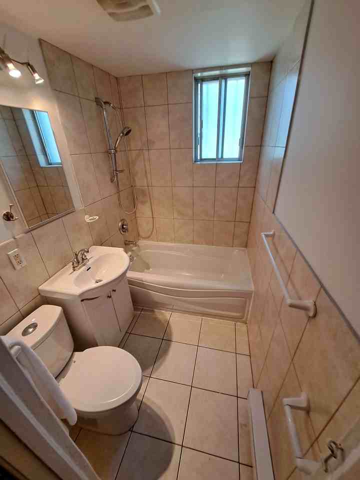 8906 Rue Saint-Hubert #C - Photo 3 of 5