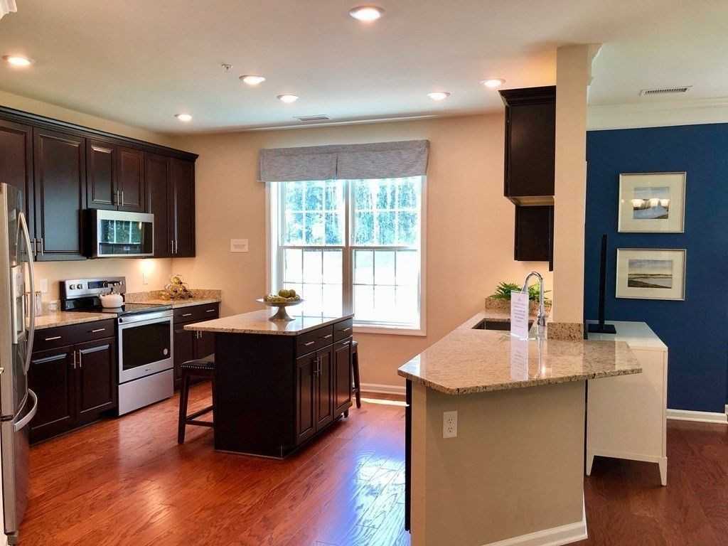 130 University Ave - Photo 4 of 32