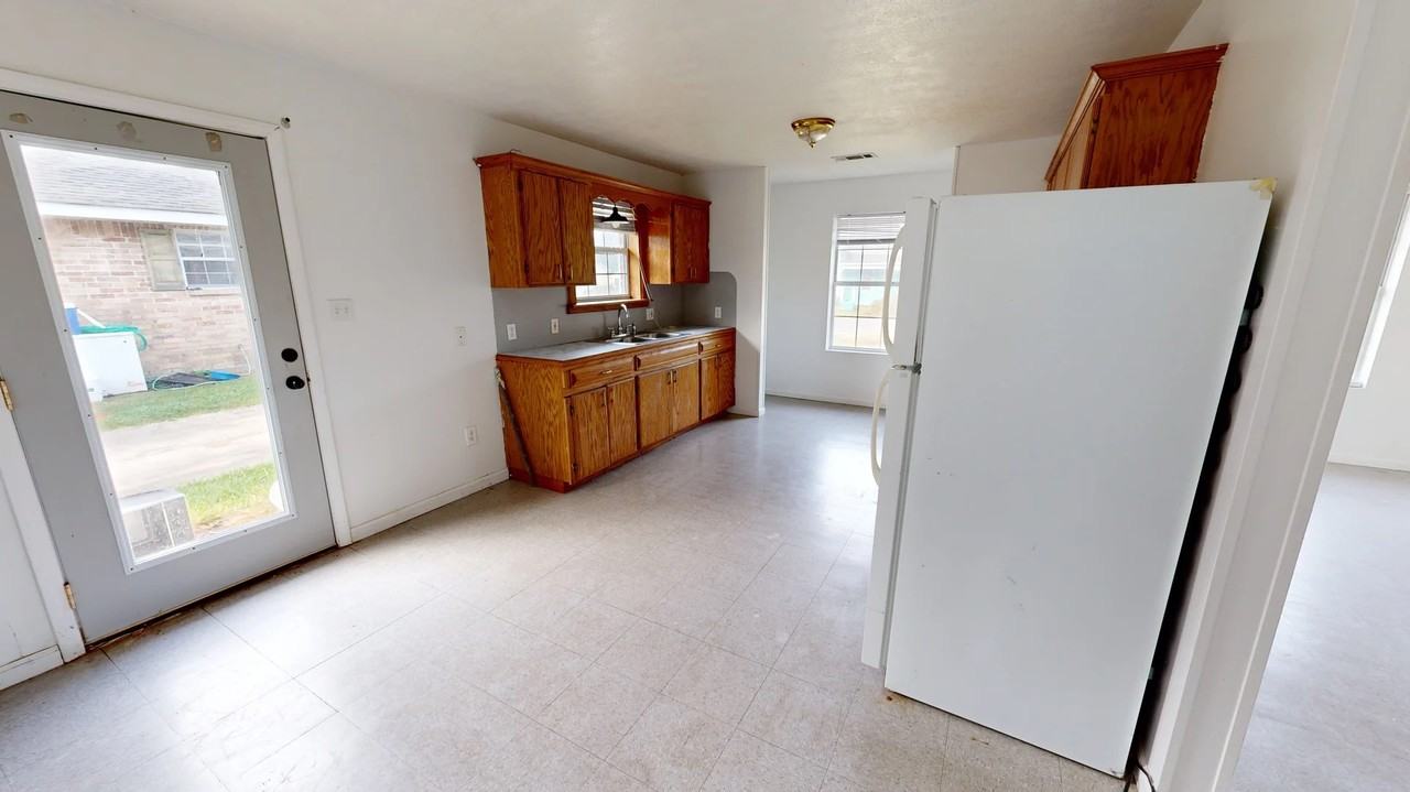 308 Coffee Street - Photo 3 of 9