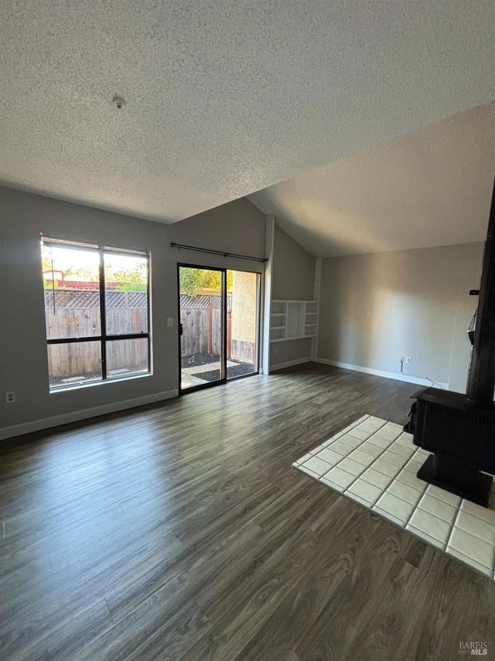 49 Redwood Ct - Photo 3 of 14