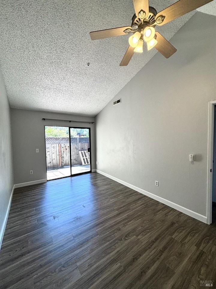 49 Redwood Ct - Photo 6 of 14