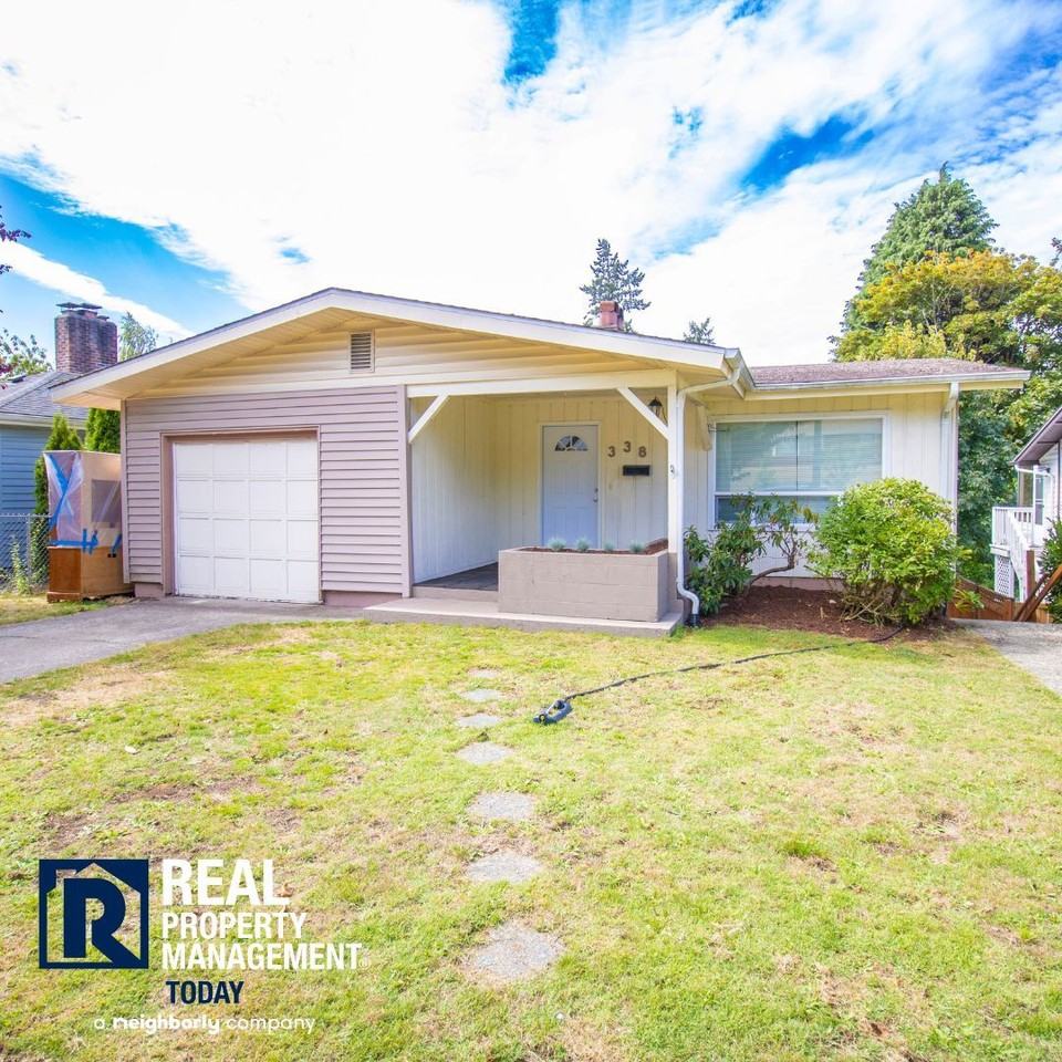 338 Regents Blvd - Photo 2 of 10