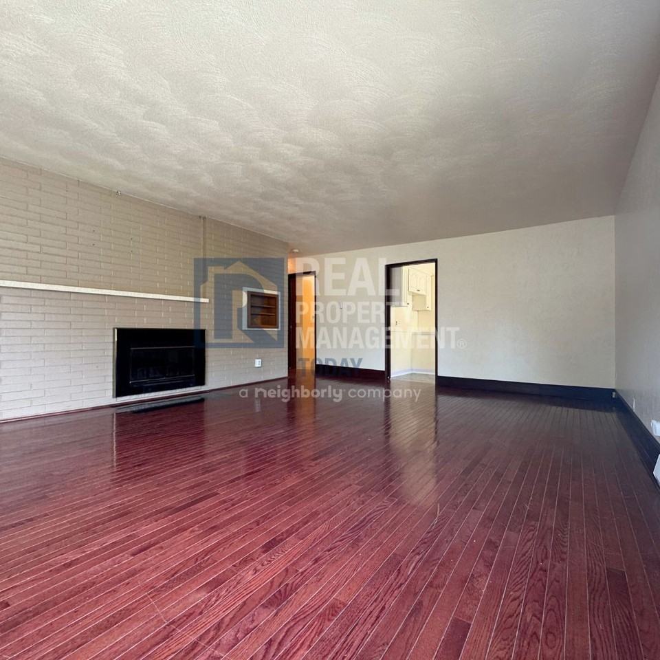 338 Regents Blvd - Photo 3 of 10