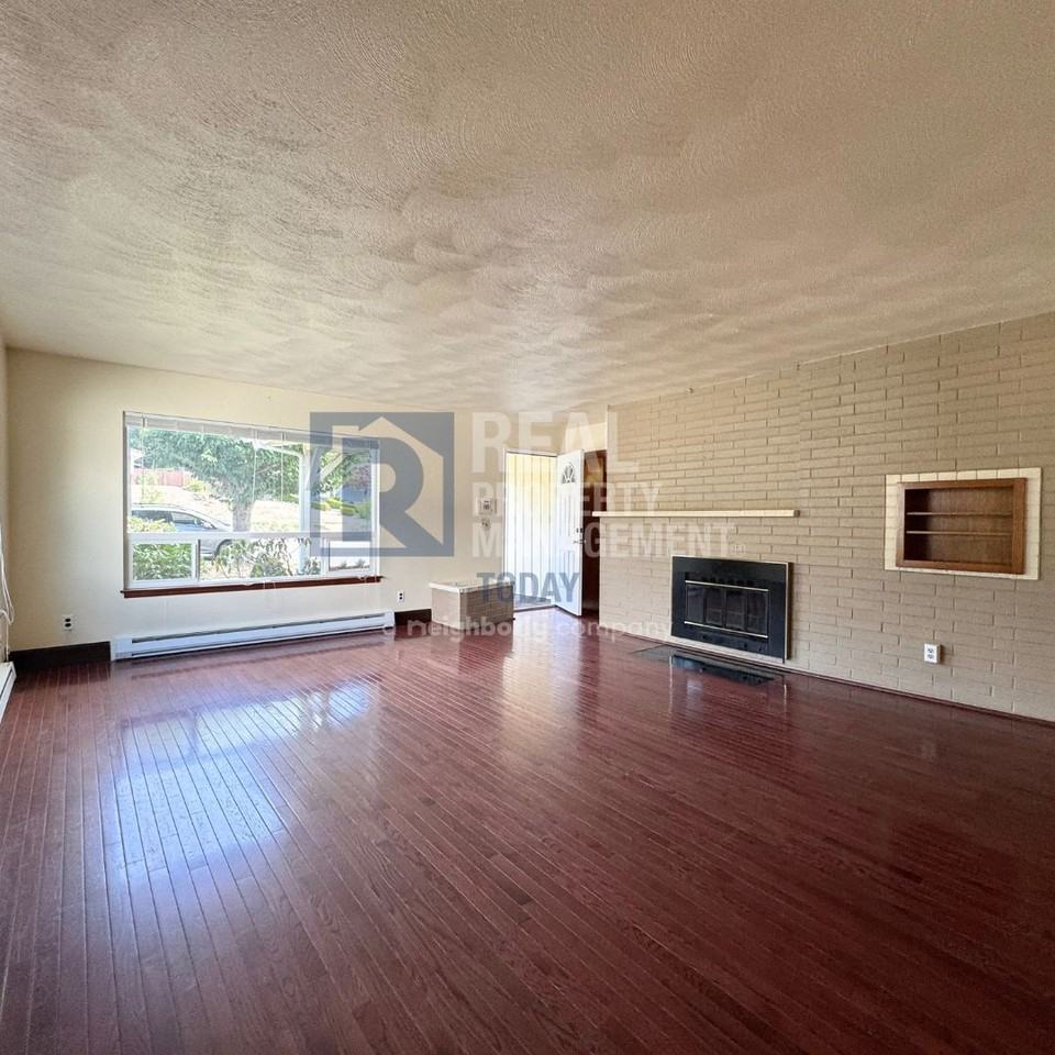 338 Regents Blvd - Photo 4 of 10