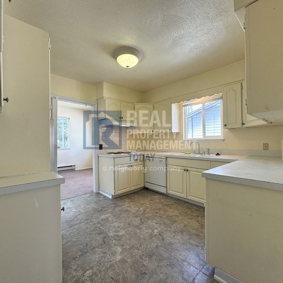 338 Regents Blvd - Photo 5 of 10