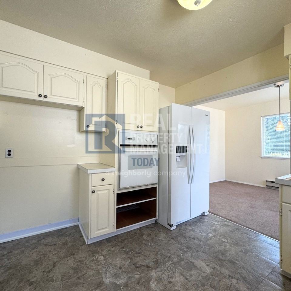 338 Regents Blvd - Photo 6 of 10