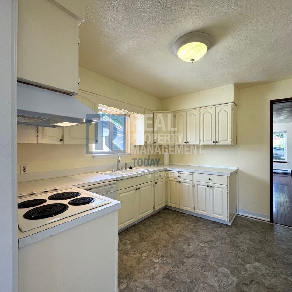 338 Regents Blvd - Photo 7 of 10