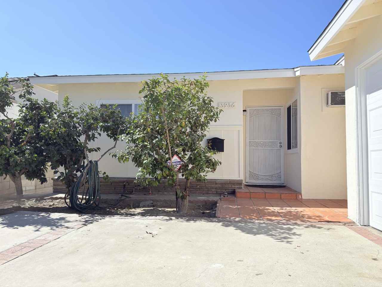 13936 Wyandotte St - Photo 2 of 10