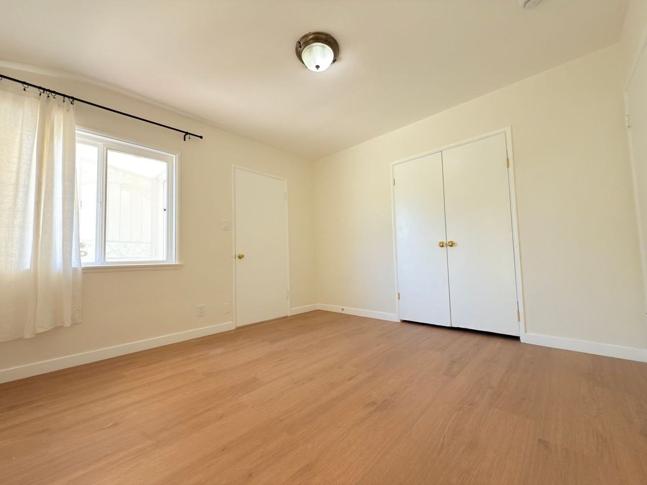 13936 Wyandotte St - Photo 3 of 10