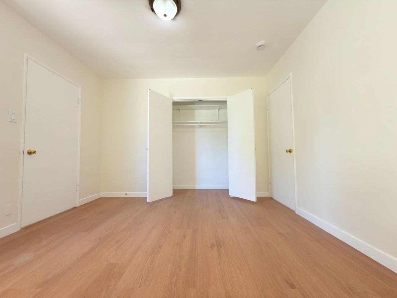 13936 Wyandotte St - Photo 4 of 10