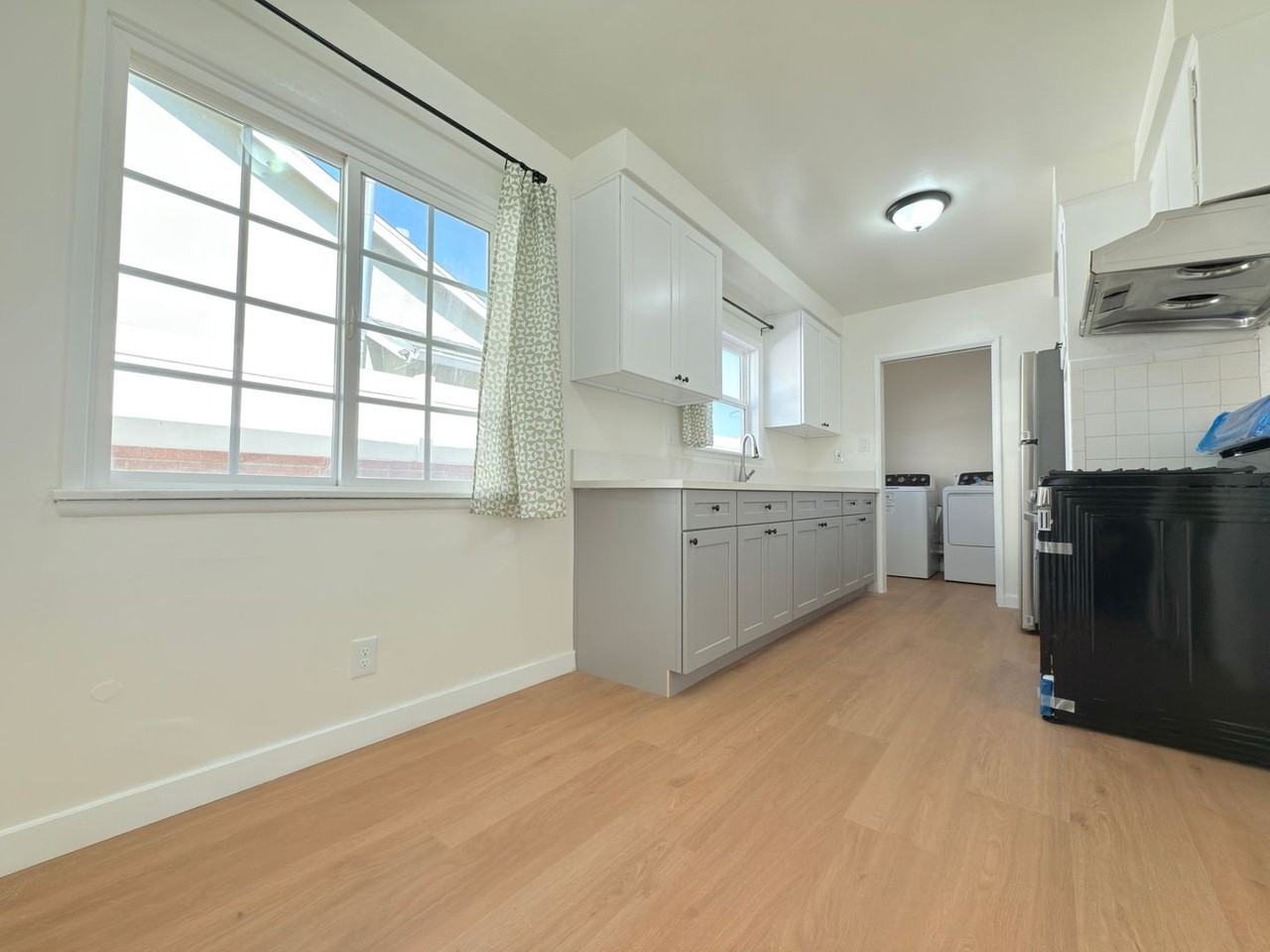 13936 Wyandotte St - Photo 6 of 10