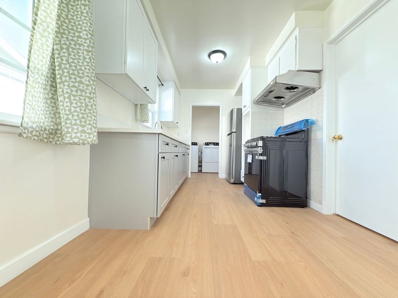 13936 Wyandotte St - Photo 7 of 10