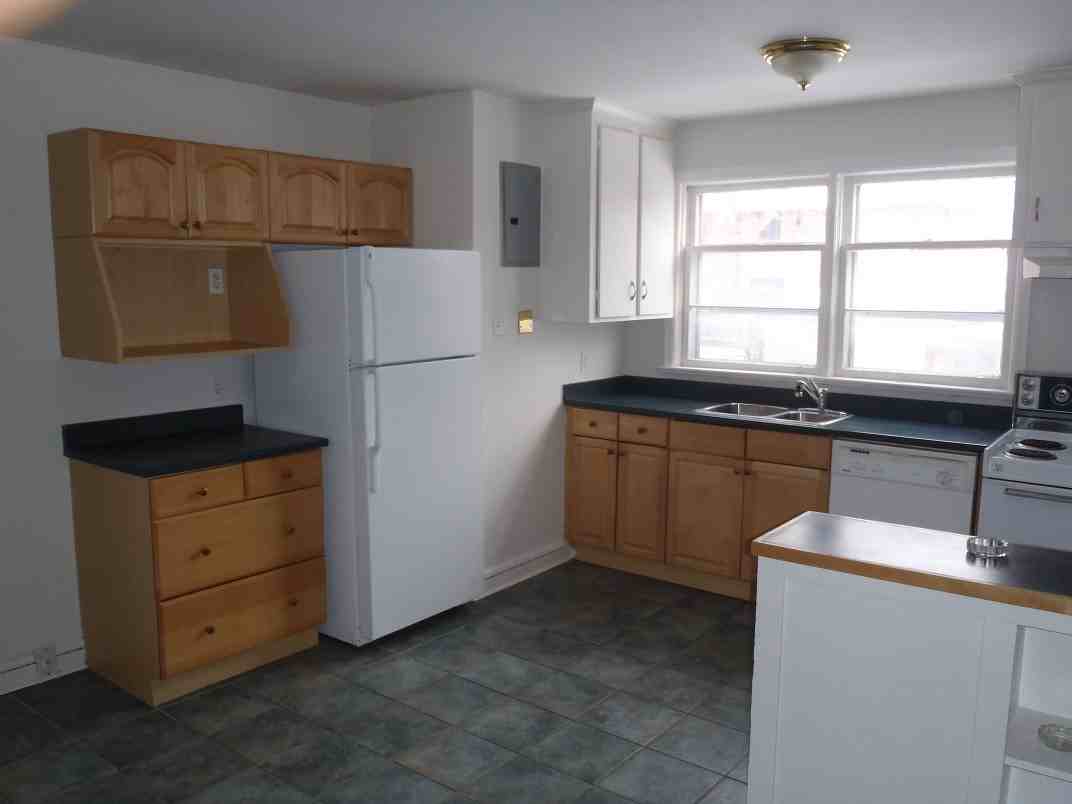 533 Churchill Avenue North - Photo 3 of 4