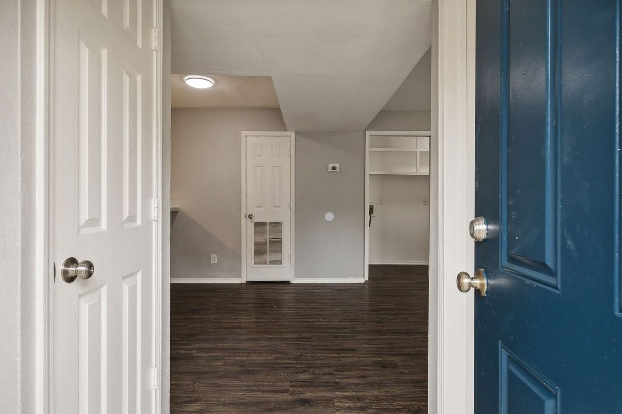 Country Club - Photo 6 of 50