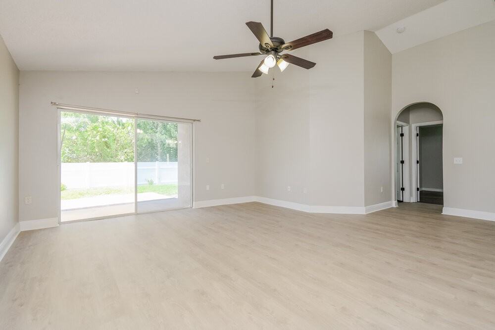 1320 Creekview Ct - Photo 3 of 16