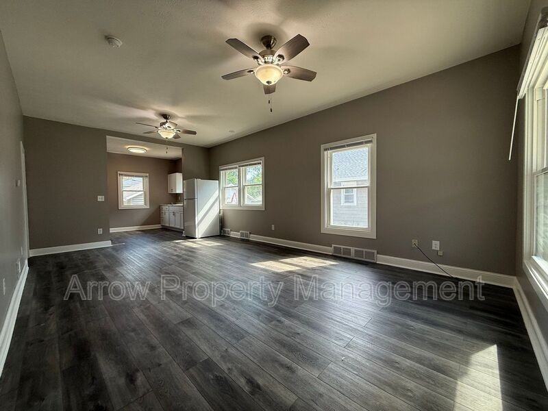 2280 Sheldon St - Photo 3 of 15