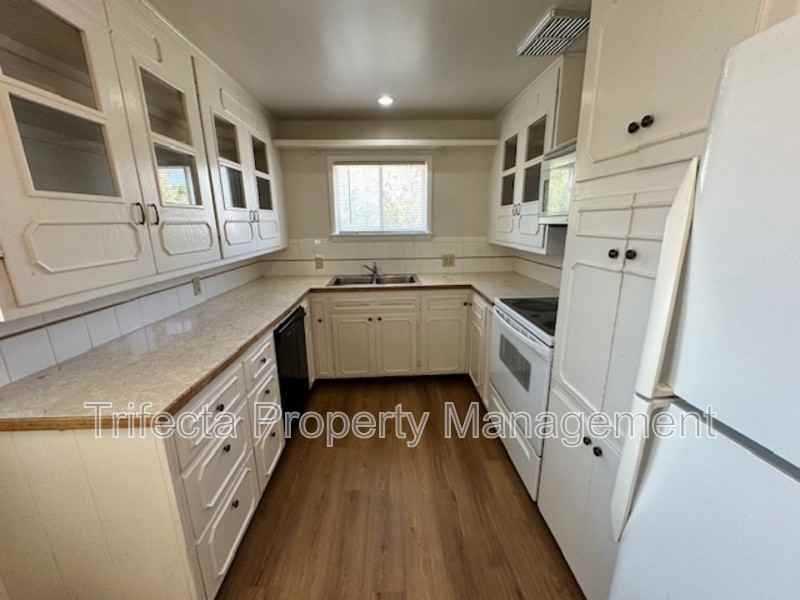 622 Miller Dr - Photo 3 of 24