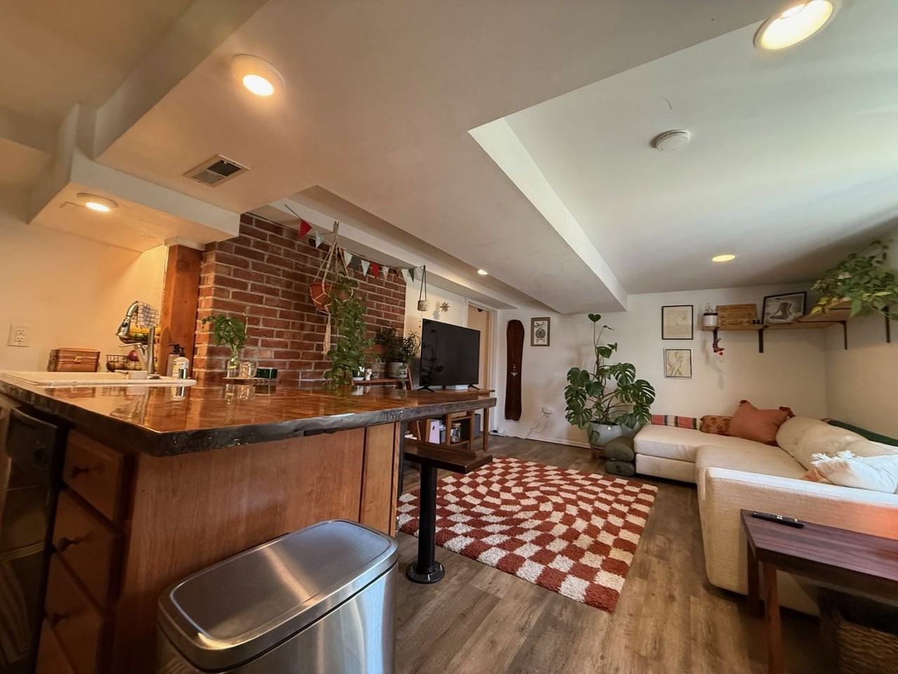 1511 Lakeway Dr - Photo 3 of 13