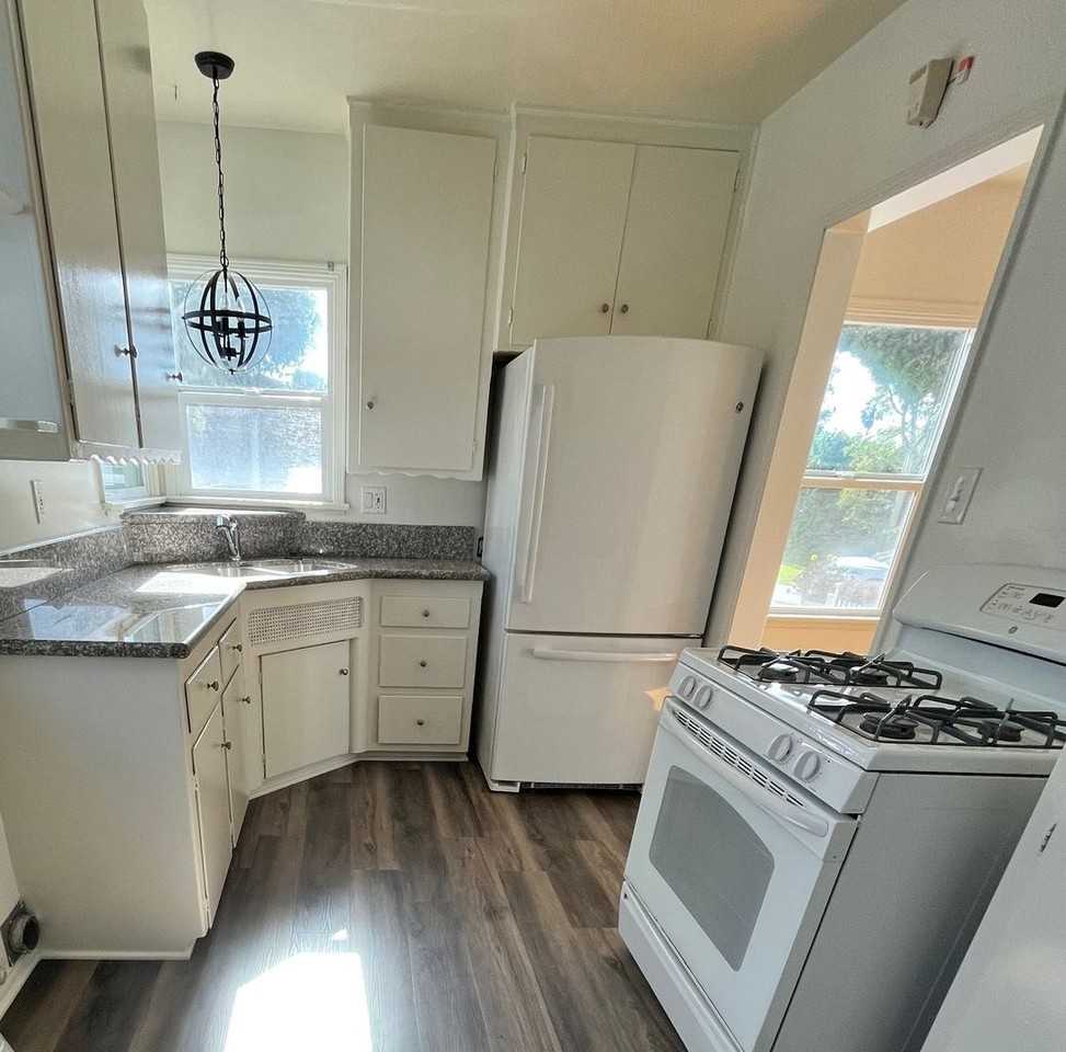 661 36th St - Photo 2 of 12