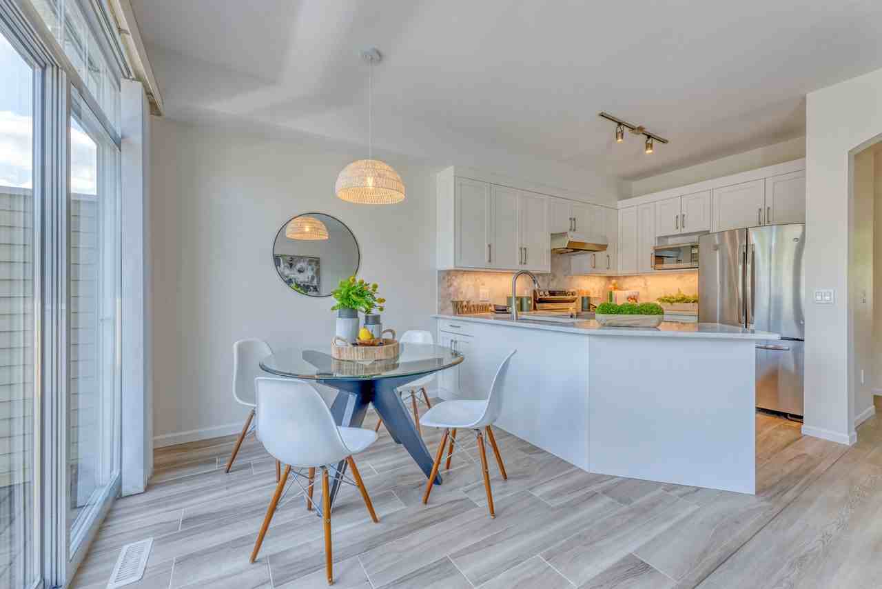 5240 Oakmount Crescent - Photo 3 of 18