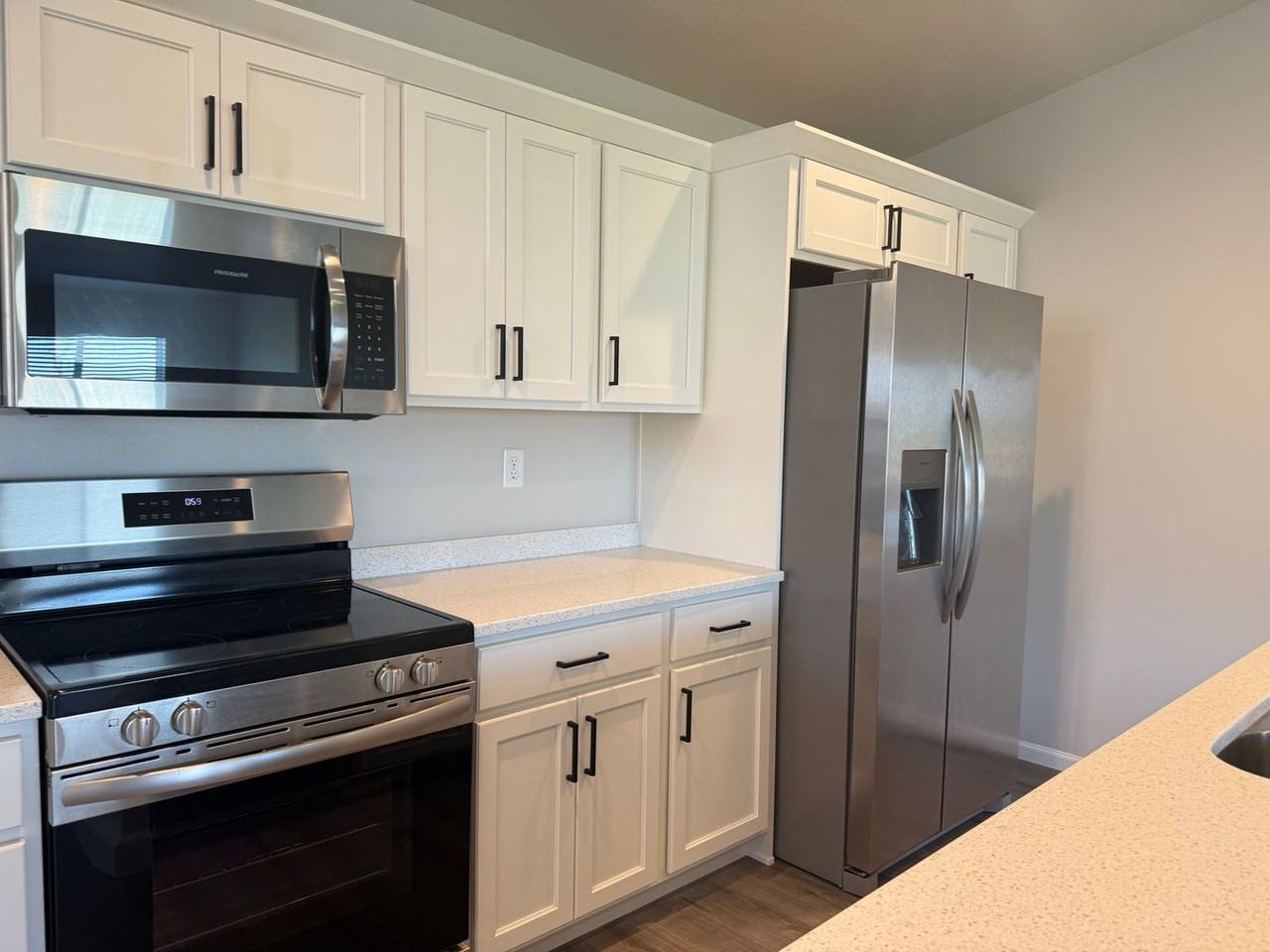 842 1st Ave - Photo 4 of 28