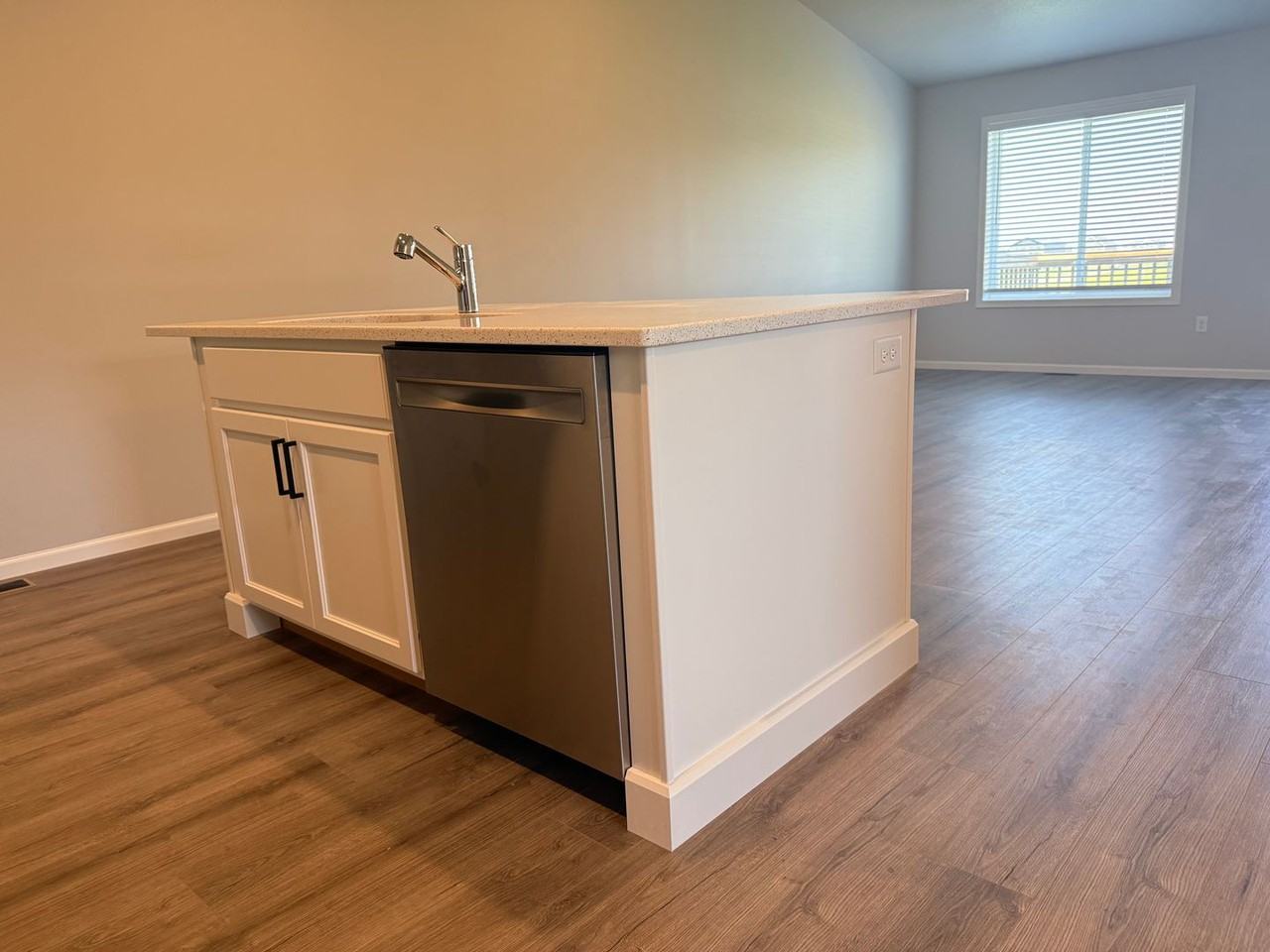 842 1st Ave - Photo 5 of 28
