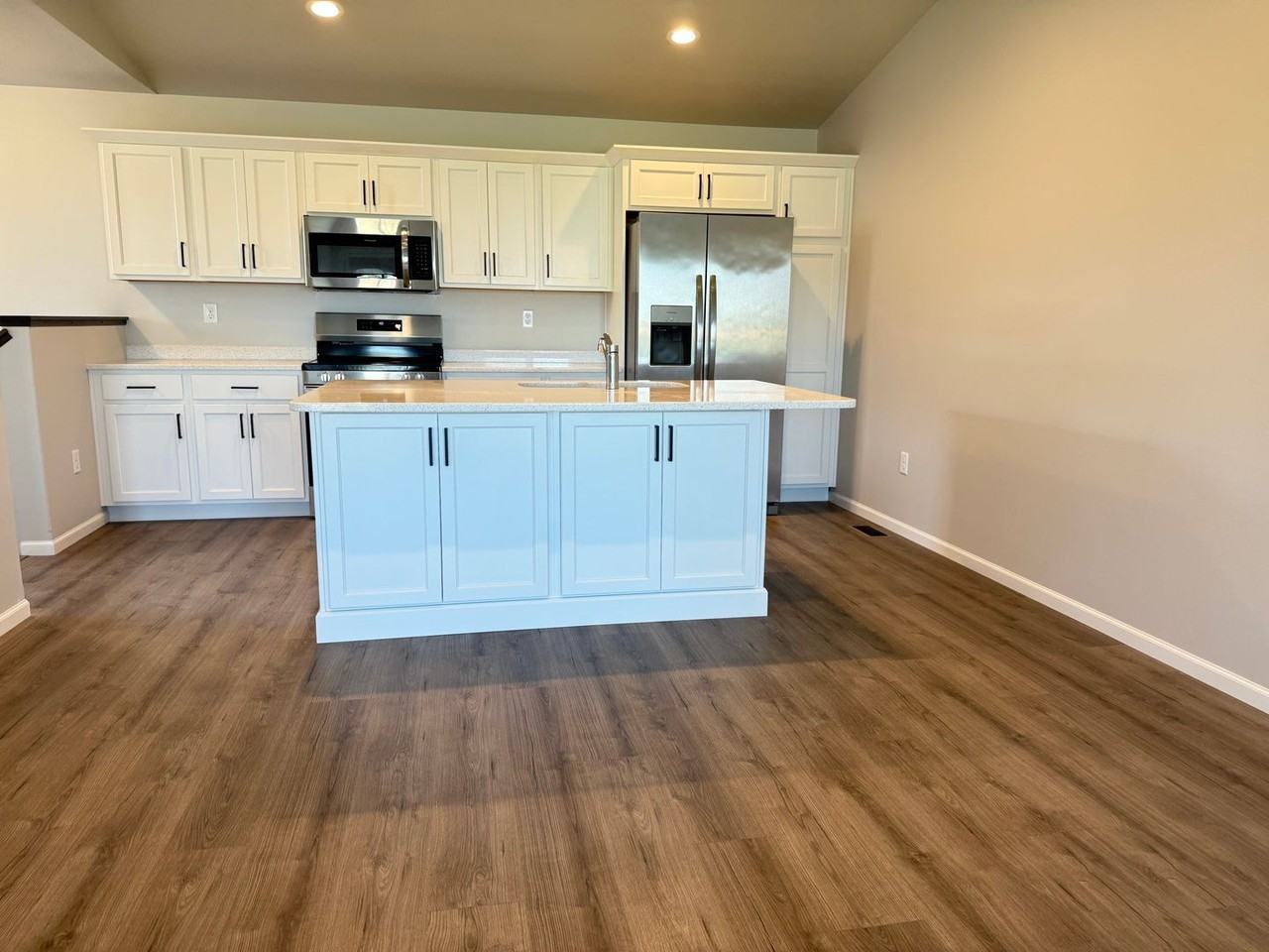 842 1st Ave - Photo 6 of 28