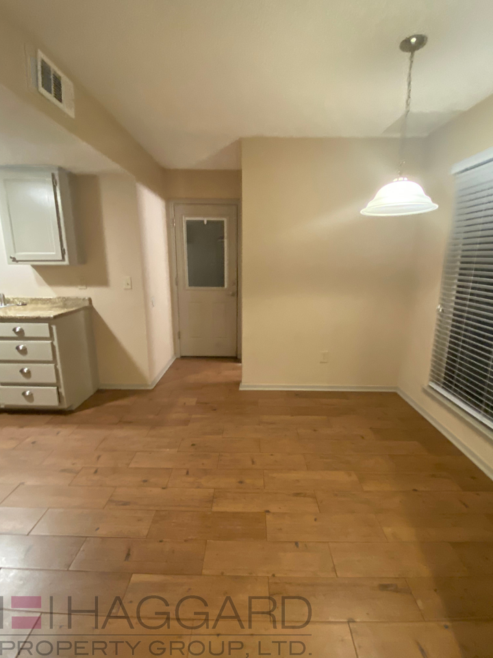 10101 Camelot Dr - Photo 3 of 16