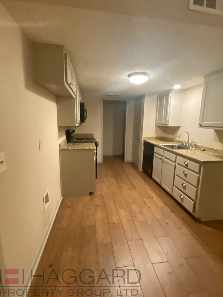 10101 Camelot Dr - Photo 4 of 16