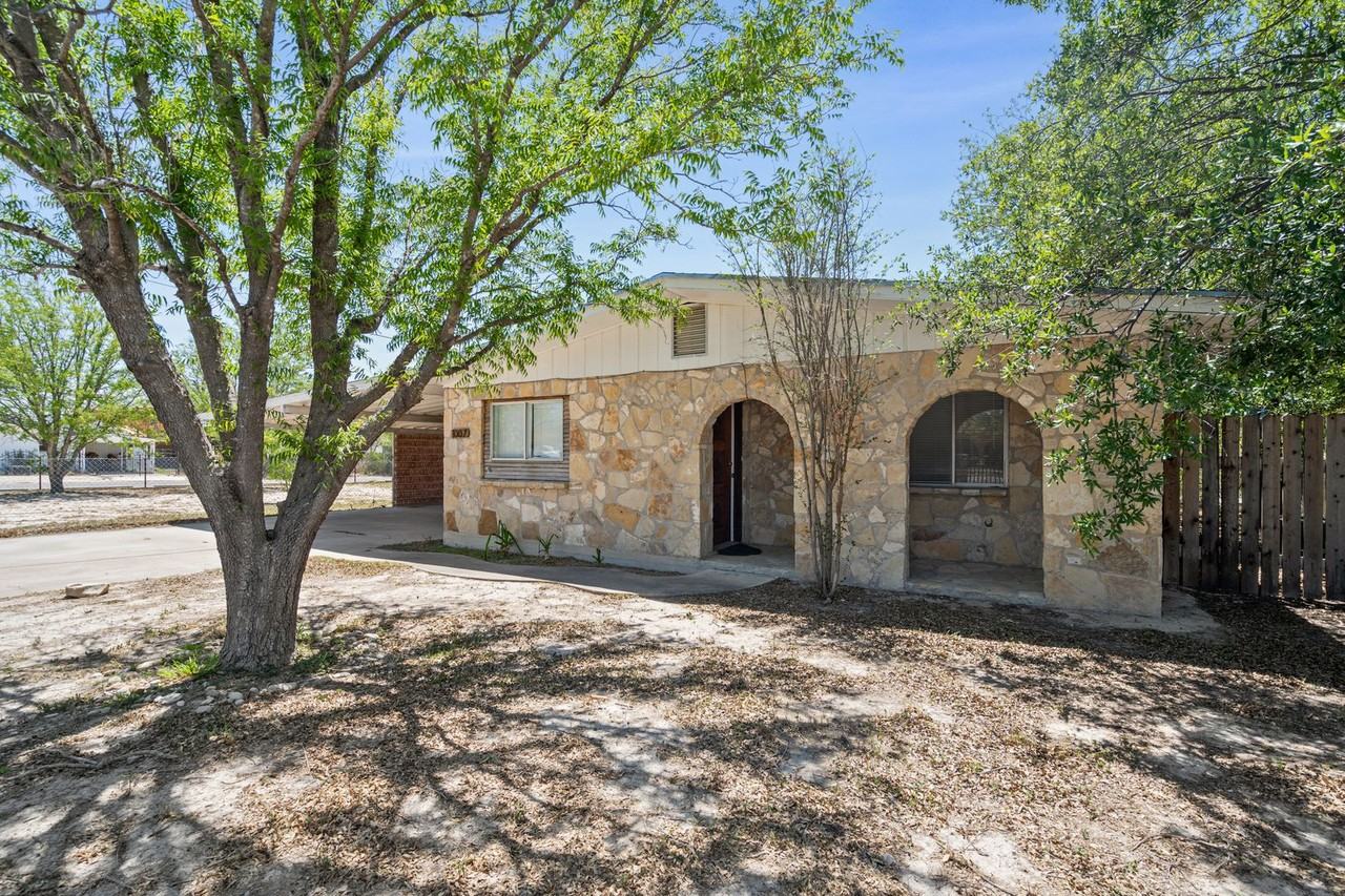 1007 East 2nd Street - Photo 2 of 18