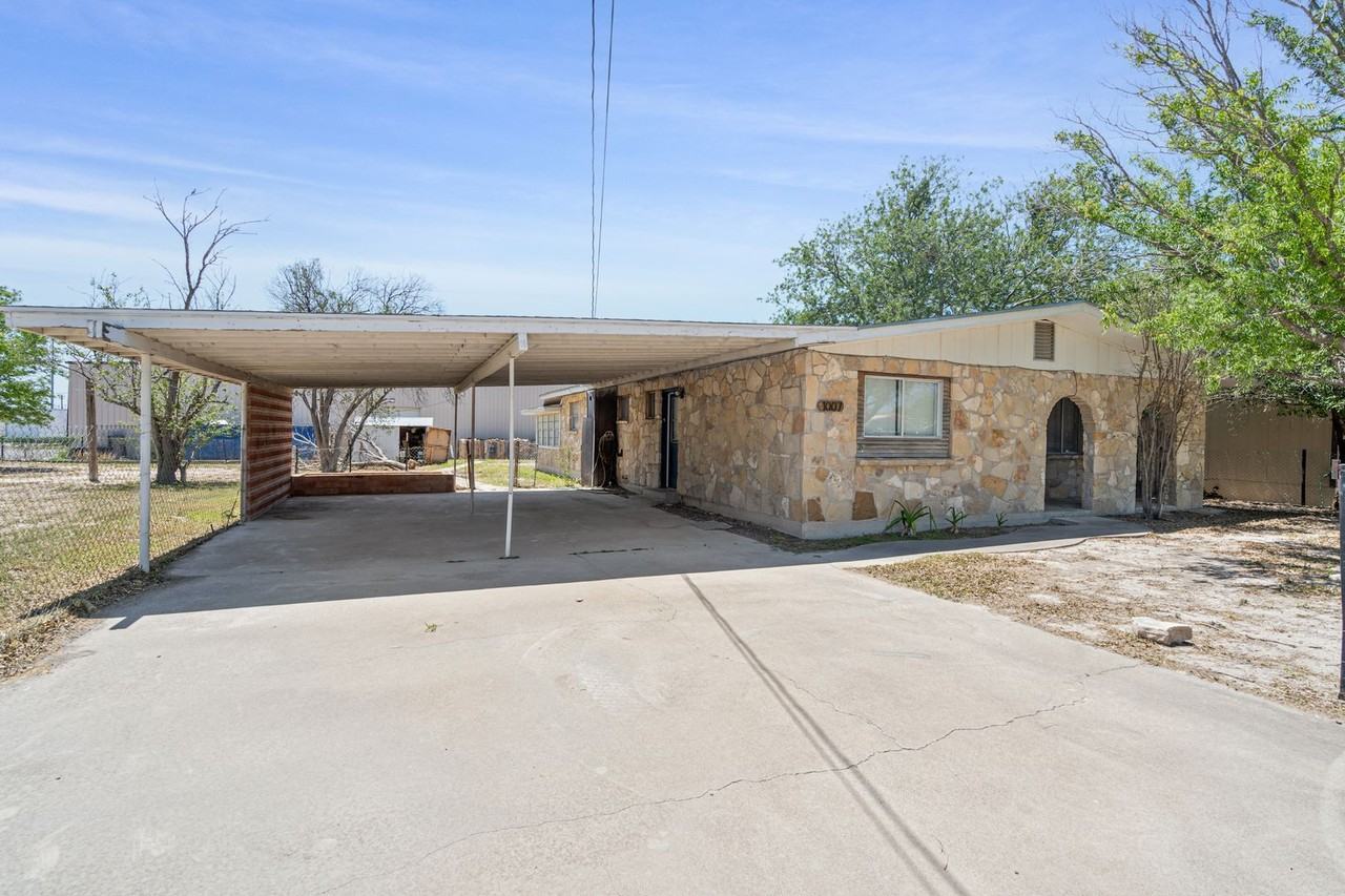 1007 East 2nd Street - Photo 3 of 18