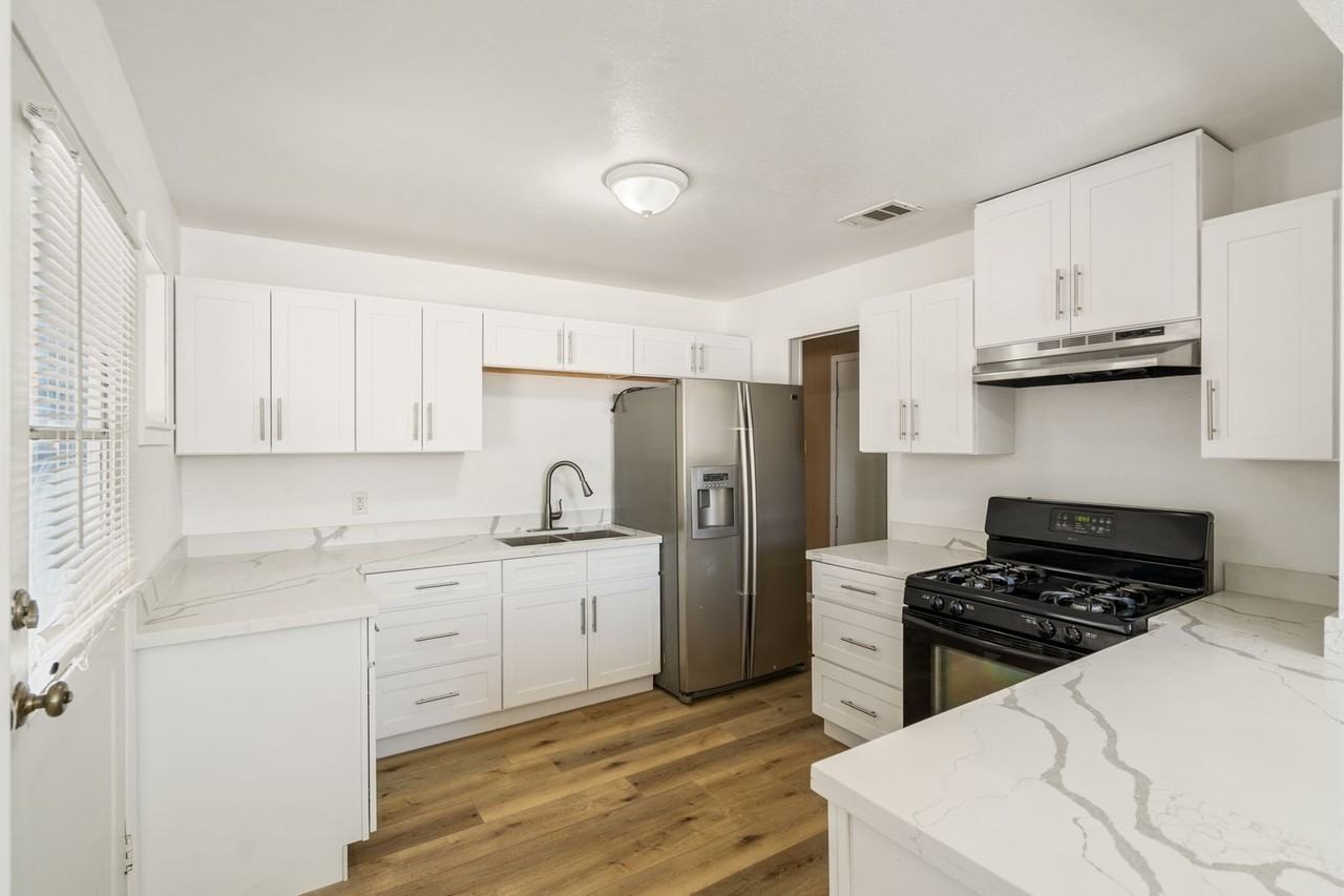 1007 East 2nd Street - Photo 7 of 18