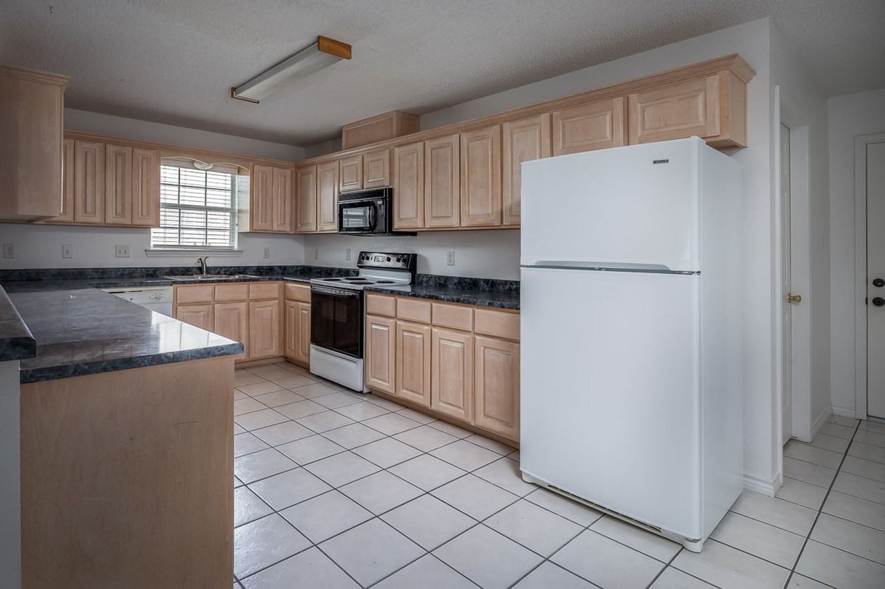 854 Lago Vista Dr - Photo 3 of 12