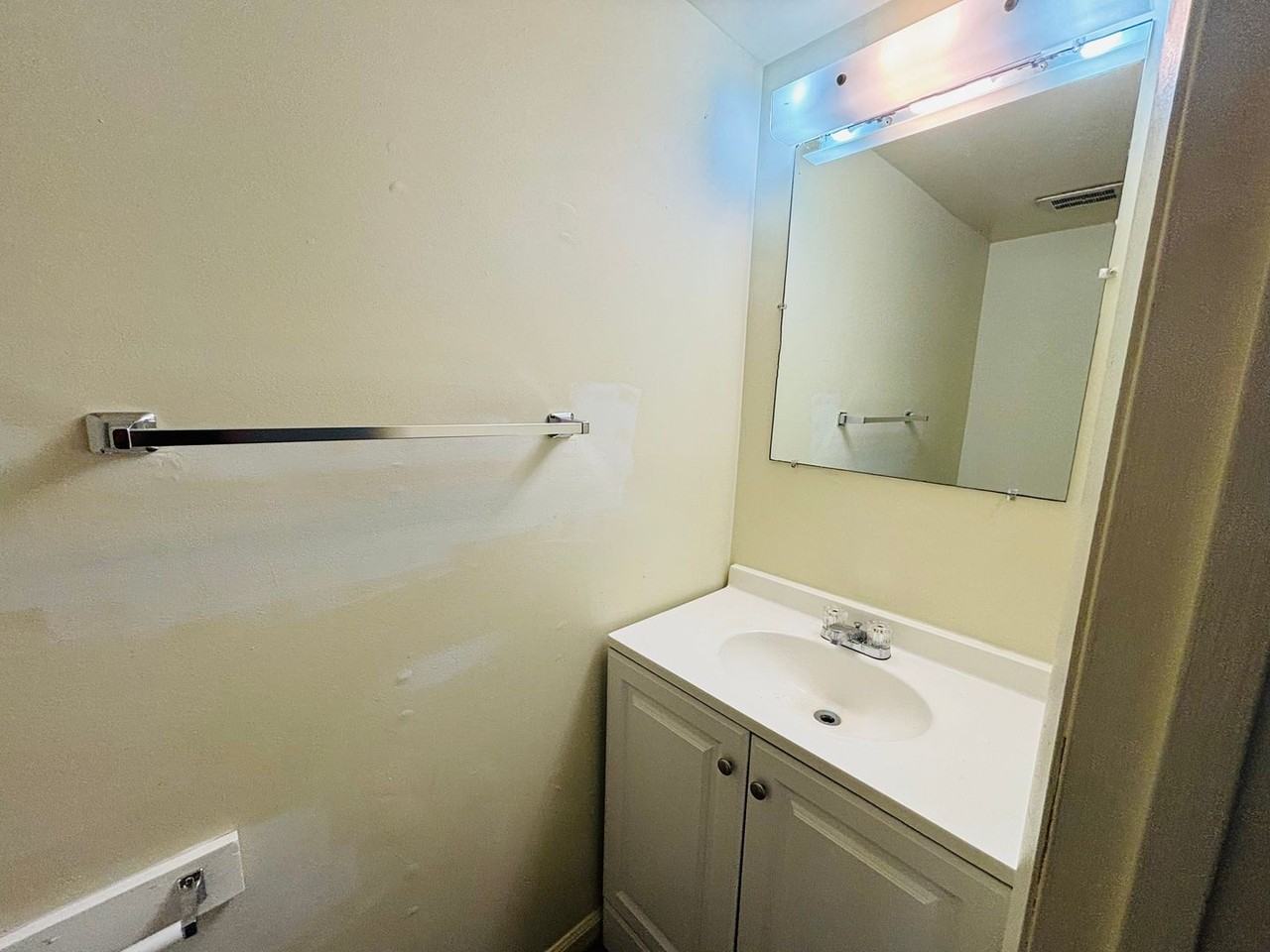 105 Sherwood Ct - Photo 2 of 21