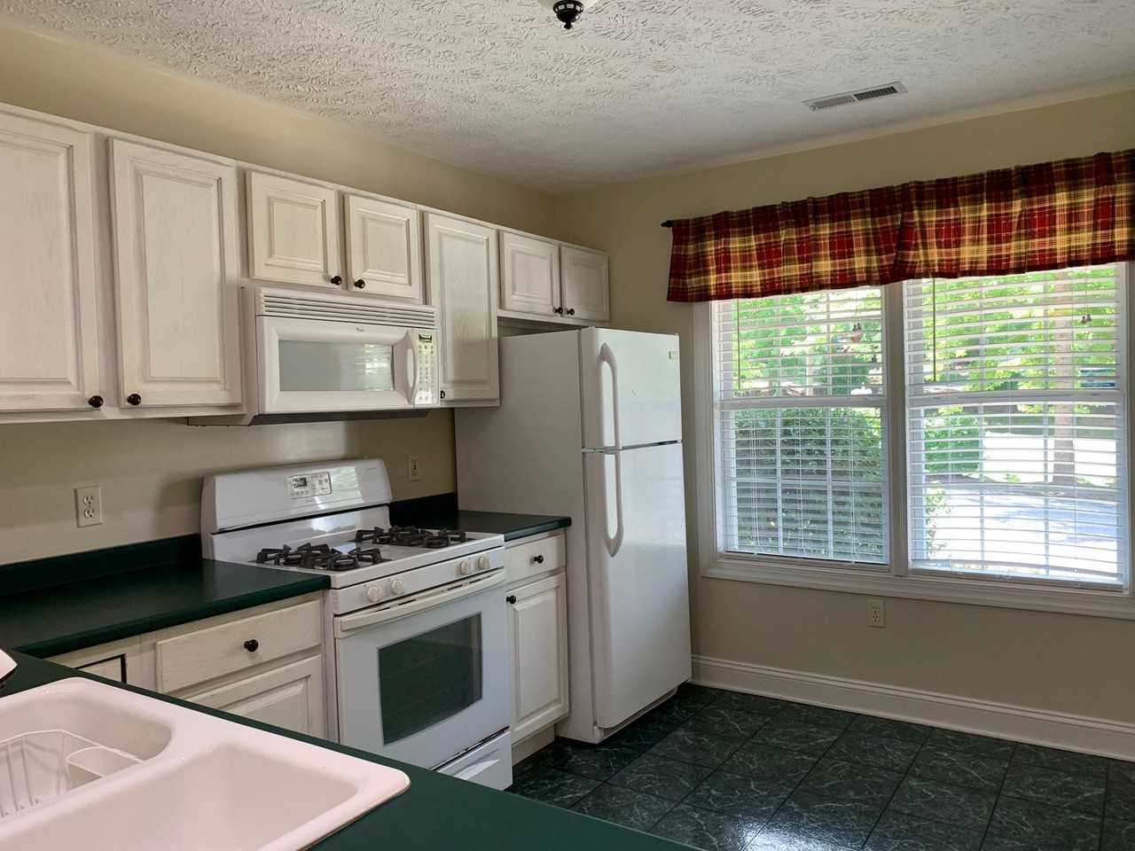 435 Oaktree Blvd - Photo 5 of 20