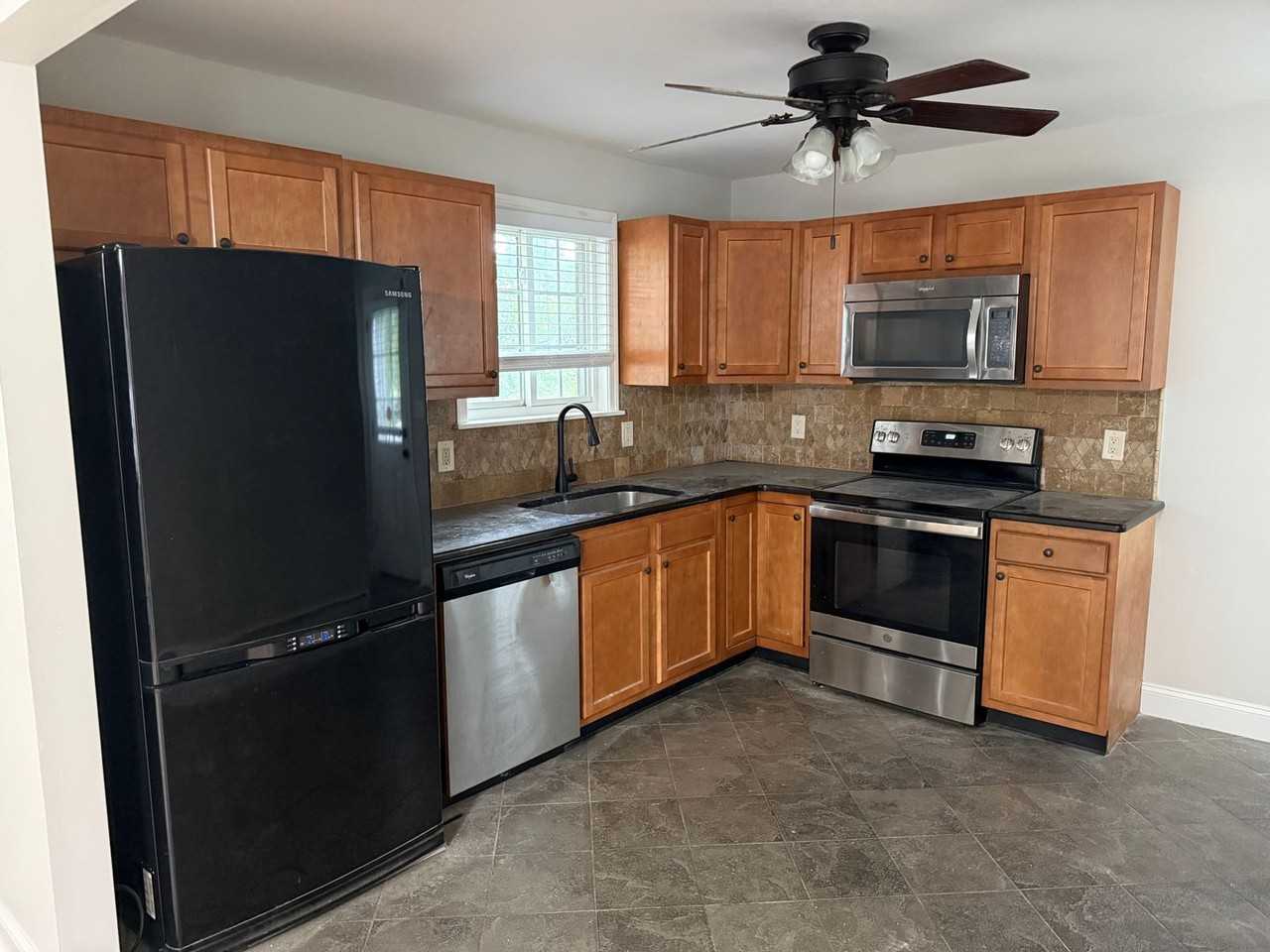 4943 Kings Hwy N - Photo 3 of 16