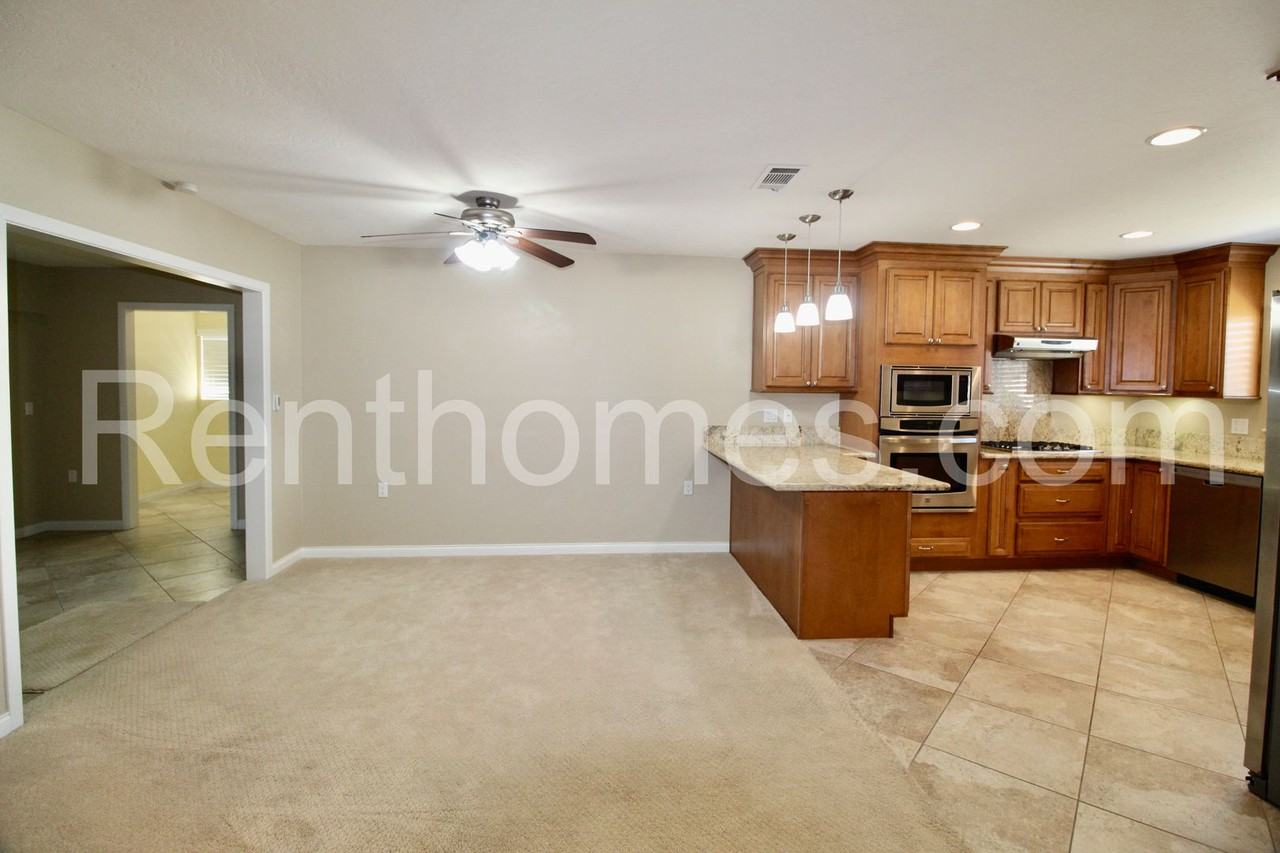 16449 Felice Dr - Photo 4 of 29