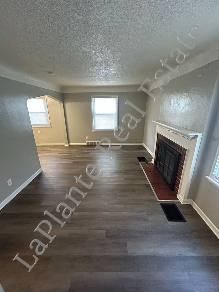 715 Carver Blvd - Photo 2 of 11