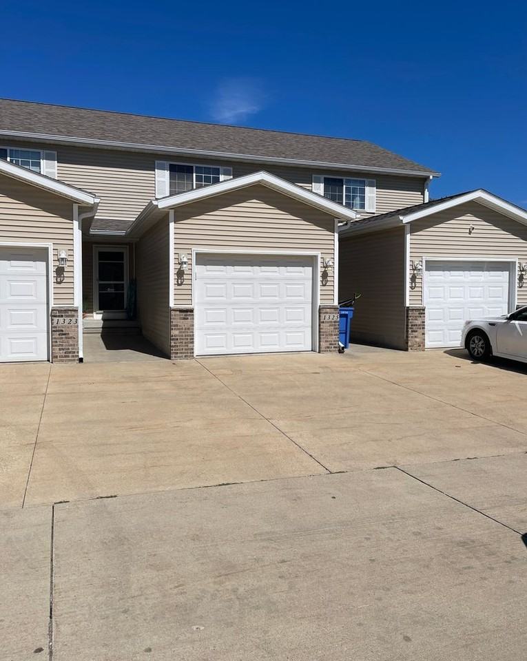 1325 Creekside Ct - Photo 3 of 12