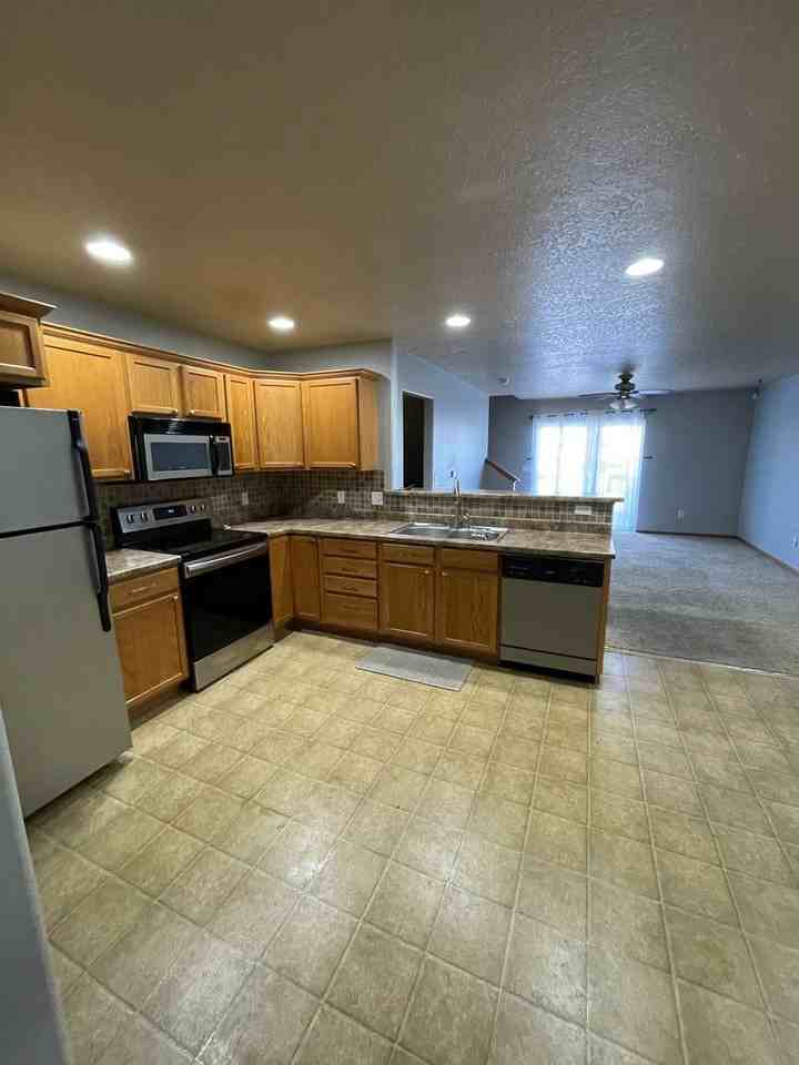 1325 Creekside Ct - Photo 5 of 12