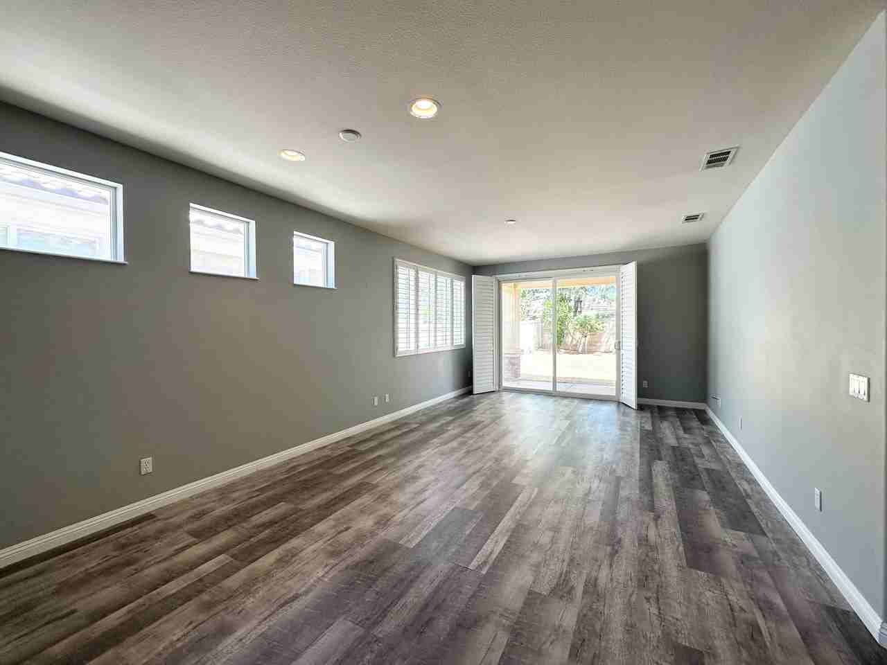 1694 Sarazen St - Photo 2 of 27