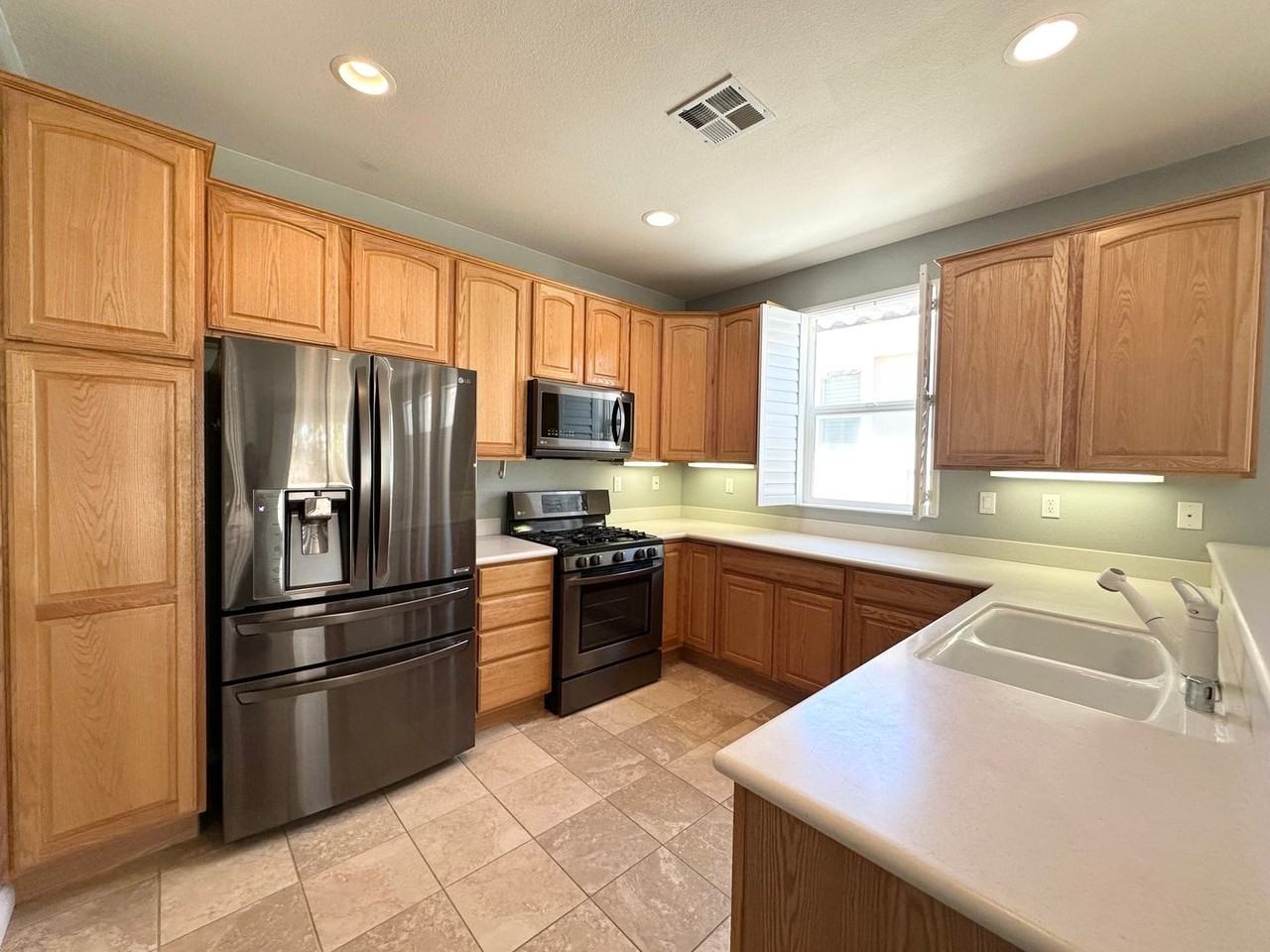 1694 Sarazen St - Photo 5 of 27