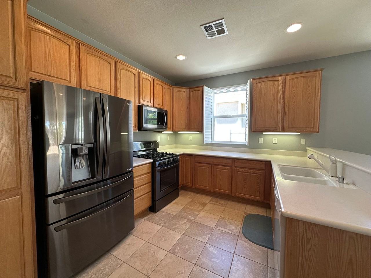 1694 Sarazen St - Photo 6 of 27