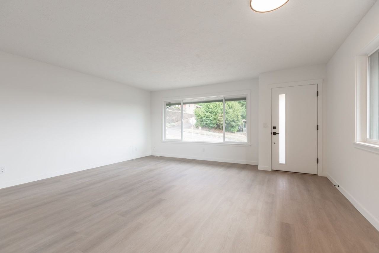 635 Ne Dallas St - Photo 6 of 23