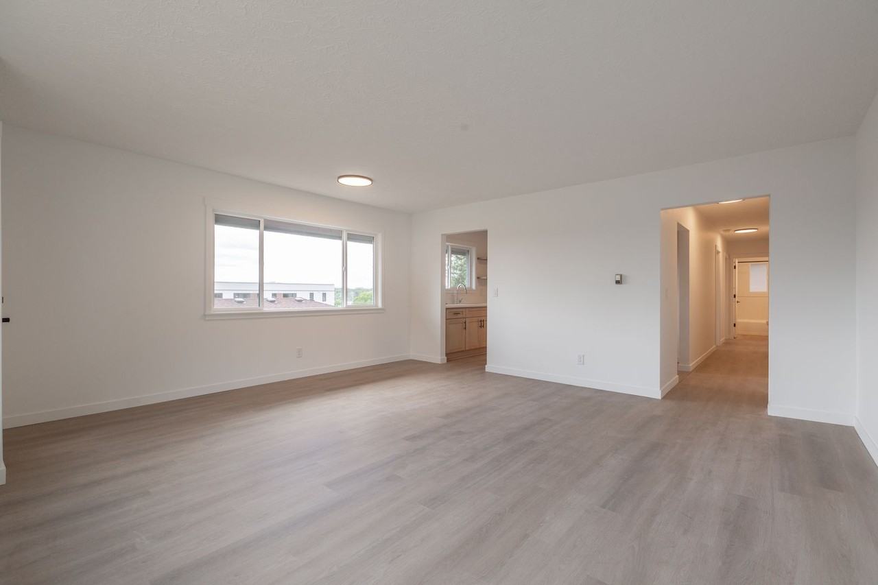 635 Ne Dallas St - Photo 7 of 23