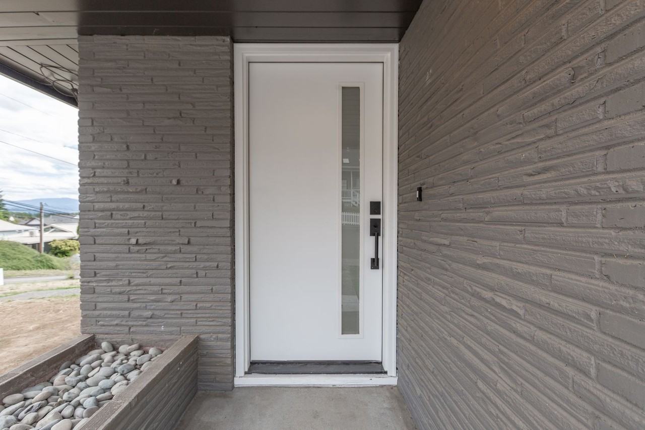 641 Ne Dallas St - Photo 2 of 23