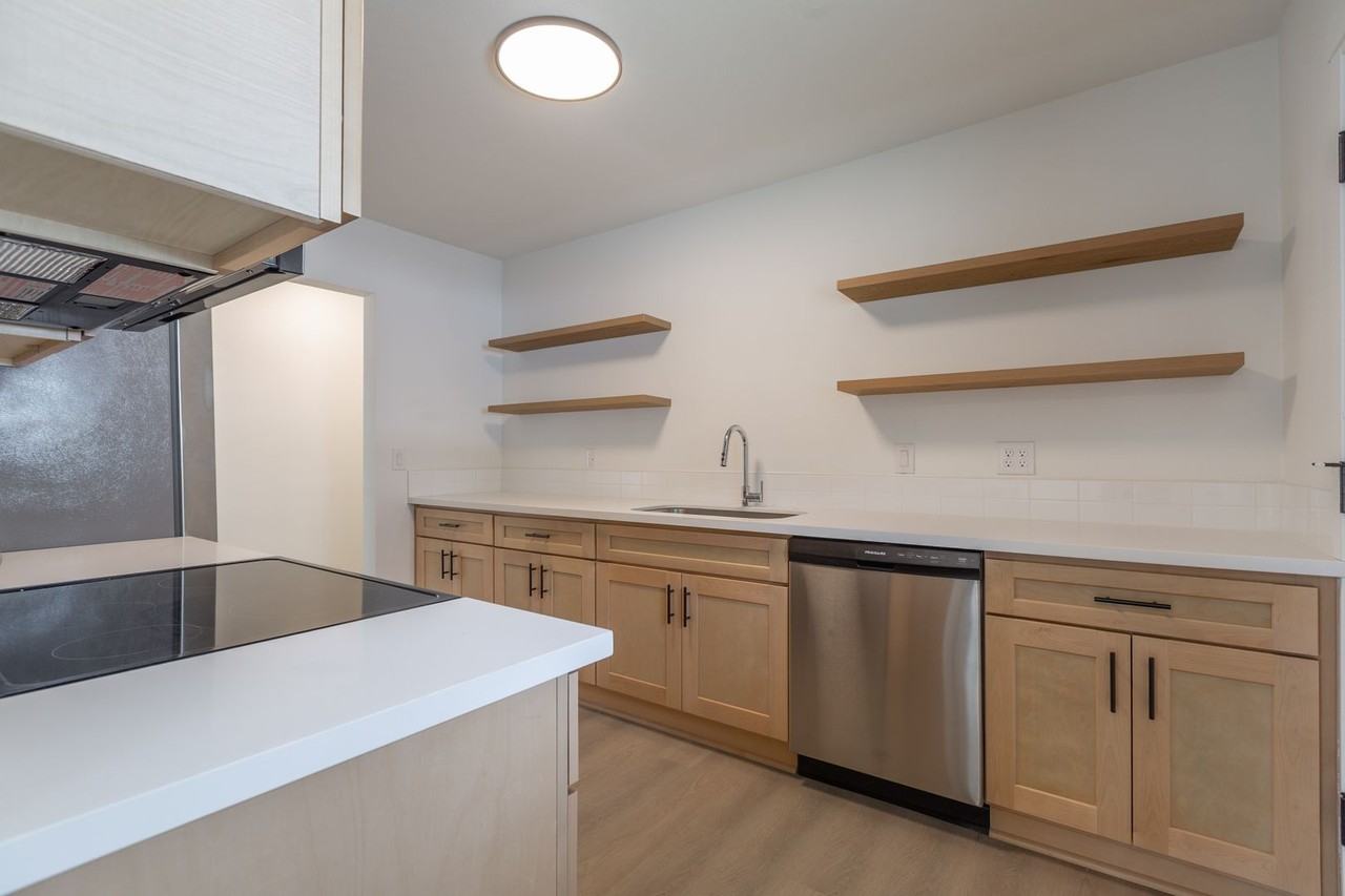 641 Ne Dallas St - Photo 4 of 23